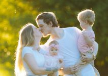 El hombre entre el amor, esposa e hijos El hombre entre el amor, esposa e hijos